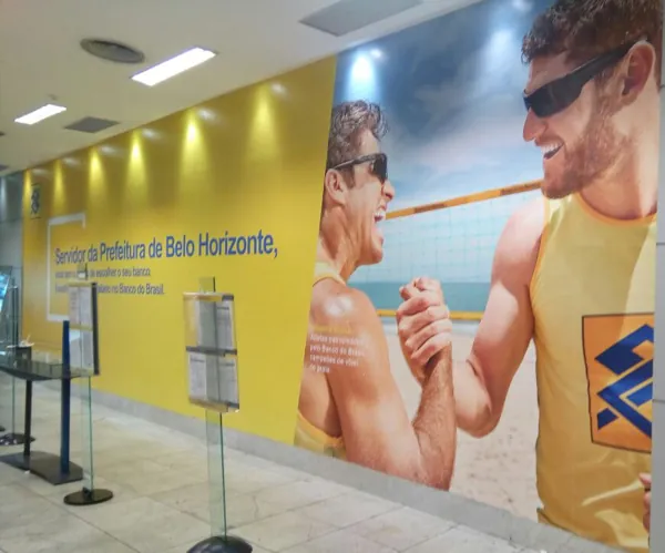 Parede de agência adesivada com imagem em grande formato