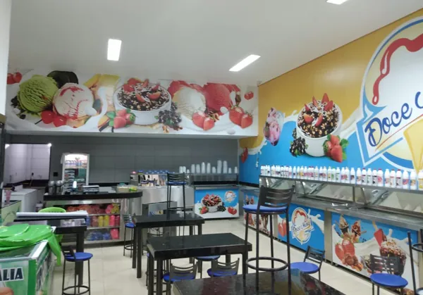Sorveteria com paredes e balcões adesivados