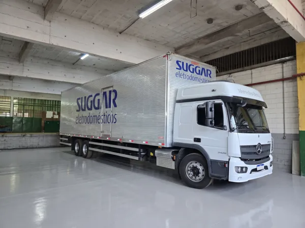 Caminhão baú com a marca Suggar Eletrodomésticos aplicada