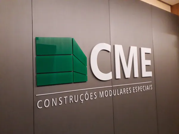Letreiro em relevo CME Construções Modulares Especiais