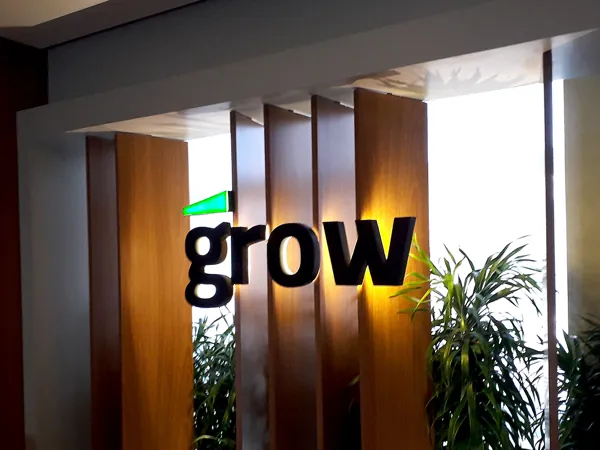 Letreiro Grow com iluminação indireta em recepção