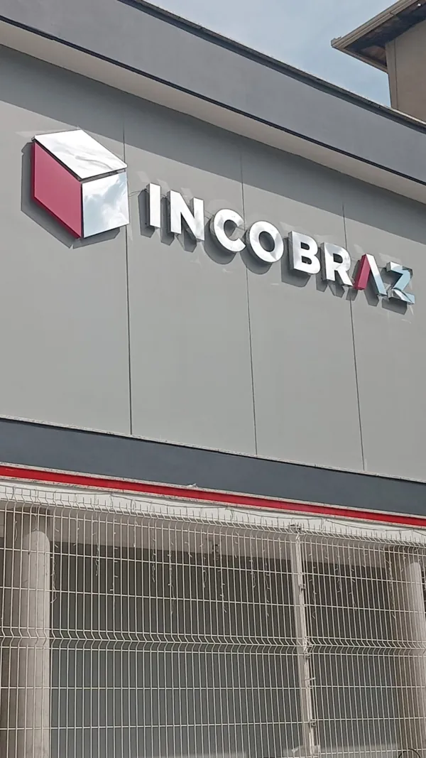 Letreiro Incobraz em fachada metálica