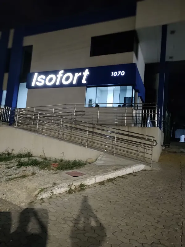 Letreiro luminoso Isofort em fachada à noite