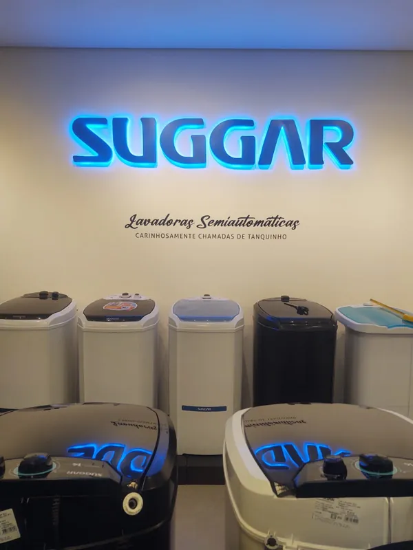 Letreiro luminoso azul Suggar em showroom