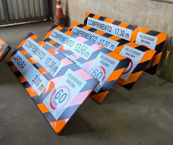Placas de sinalização de carga com comprimento, largura e velocidade máxima
