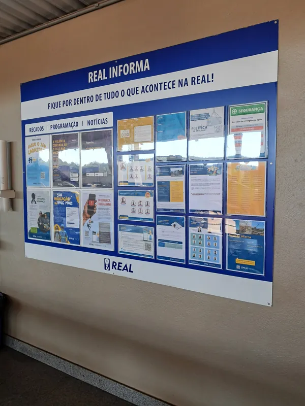 Quadro de gestão à vista Real Informa instalado em parede