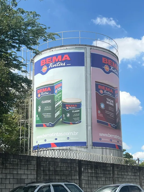 Reservatório industrial envelopado com a marca Bema Tintas